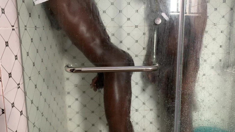 Dickass3x: 我的乌木粘液健美男人在浴室里被狠狠地抽插菊花