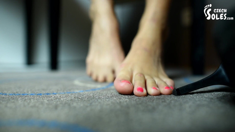 Czech Soles - foot fetish content: Sub biroul biroului și la picioarele și tocurile ei sexy