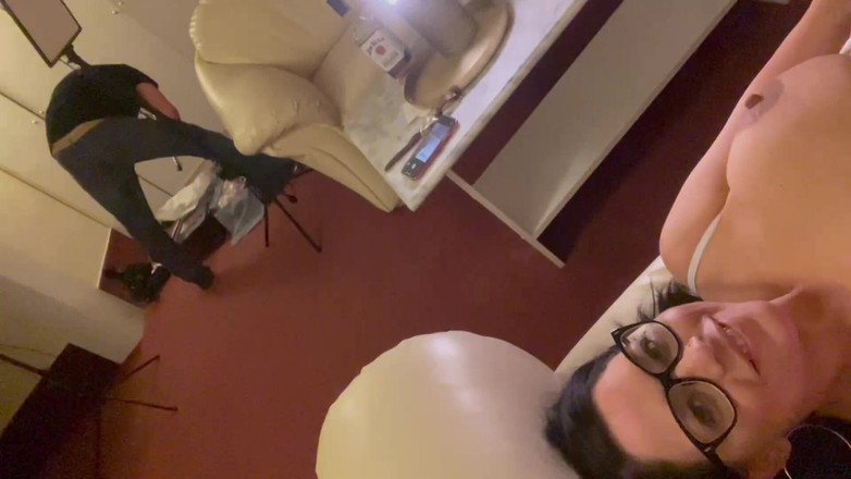 Shione Cooper: Dělá selfie masturbuje video, když připravuje věci na natáčení