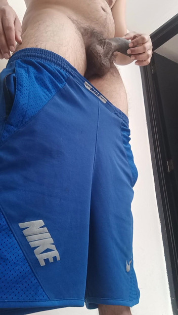 Tommhot: 部屋で小便し、バスルームで自慰をする