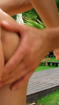 La magra mora dà la sua piccola figa