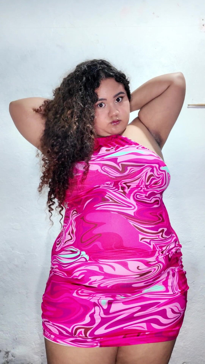 Pamela Panda: 彼氏の前で新しい服を試着すること。