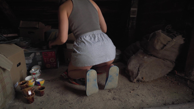 Teasecombo 4K: 屋根裏部屋で家事をしているホットな義理の妹のアップスクルト