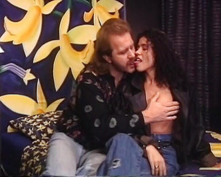 Deutsche Camgirls: Tmavovlasá německá kráska miluje tvrdé šukání v ložnici