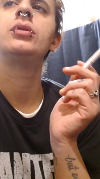 Une gouine lesbienne douce fume