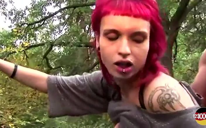 123XXX - 100% Amateurs: Дикая немецкая девушка с рыжими волосами трахается в лесу