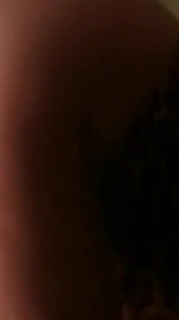 Verführerische brünette MILF fingert sich zum squirting-orgasmus