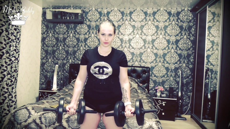Goddess Misha Goldy: 101 podnoszenia ciężarów powtarza się dla wyzwania bicepsa!
