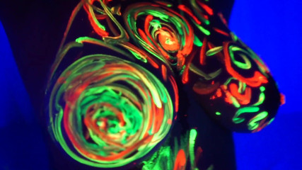 Cipriani: Amelie gets neon paint on her body