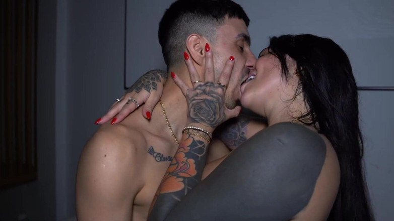 melthoneyy: I Secretly My Friend's Boyfriend While the Owner of the...