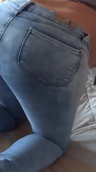 Grande sborrata sul mio culo con i jeans in, adoro avere il mio tutto corpo bagnato di latte