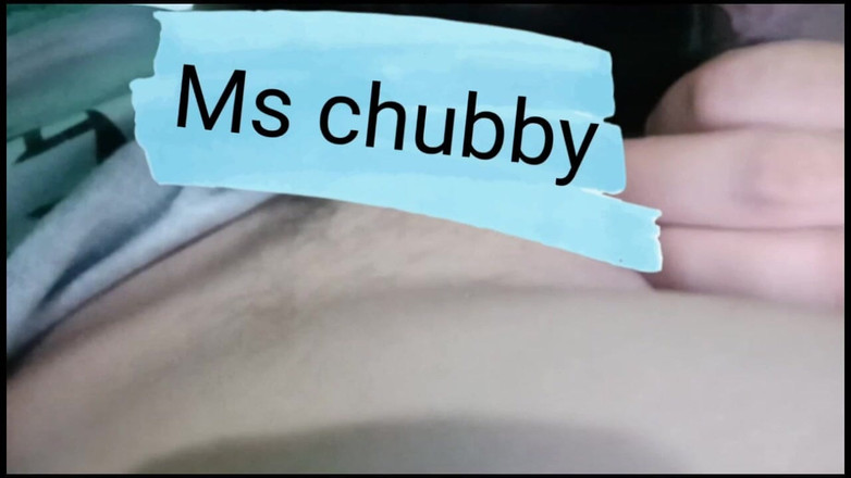 Chubbyme Pinay: Knubbig moster älskar att suga en stor kuk av sin granne