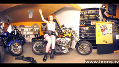 Leon Lambert Girls Twerk Parties CFNM: Barra tóc đỏ chân dài nóng bỏng đến thăm xe máy