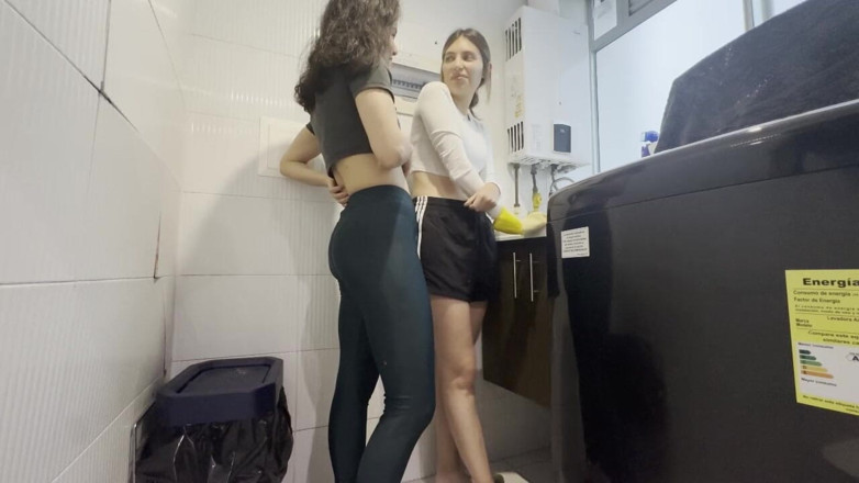 scarlettandc: Chị kế đồng tính nữ của tôi giúp tôi giặt quần áo...
