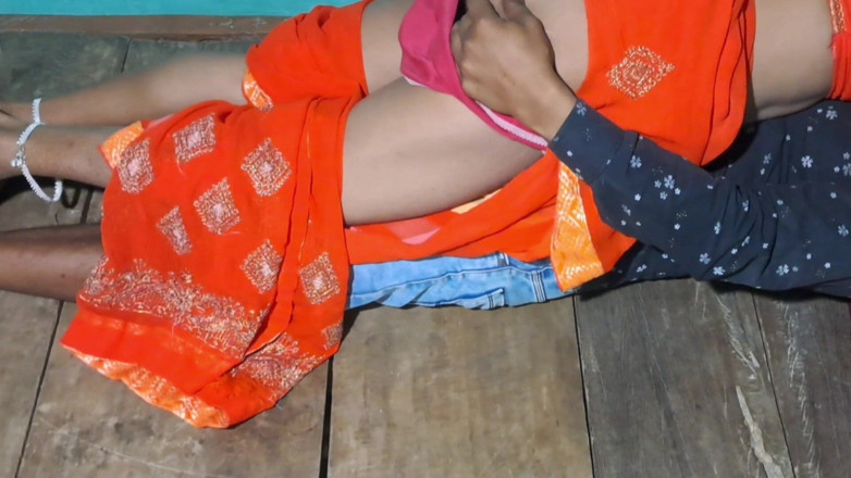 Trilokinath: गांव की हॉट भाभी