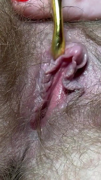 Nuovo giocattolo che testa un grande clitoride ed una figa pelosa