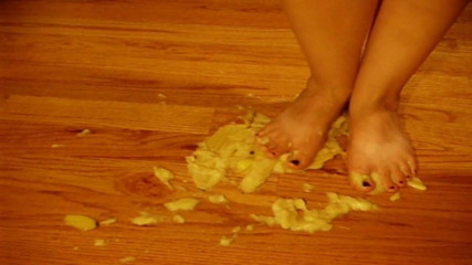 Sexy Amateurz: Nahrung mit füßen zerquetschen