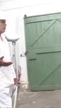 Un entrepôt excité baise une brune sexy sur une palette de chariots élévateurs