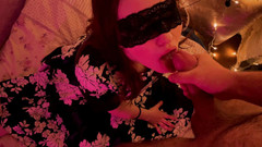 Vaisiti7: Dovolená Nový rok kouření od krásné ženy v masce a šatech