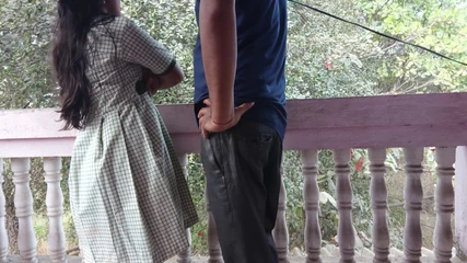 Une fille desi revient de la fac, s'assoit sur la balançoire et se fait baiser par son mec