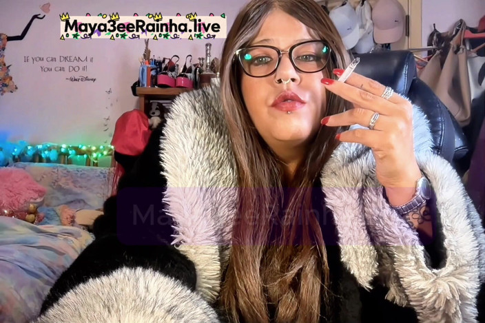 Goddess Maya3ee Rainha: Chainsmoking Queen in Fur BBW MILF Green Eyes, Red Nails,...