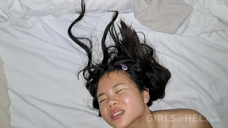 Girls of Hel: POV - drobná asijská teenagerka dostane creampie