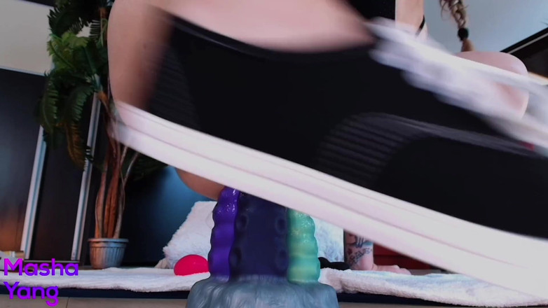 Mashayang: Je m’étire la chatte avec un jouet Triple Fantasy en...