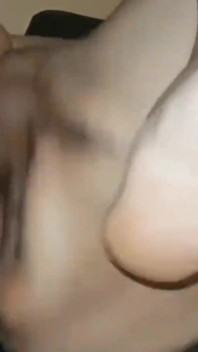 Manžílek si tře prstění mojí tlusté mokré indické kundičky stříkání Intenzivní bušení orgasmů