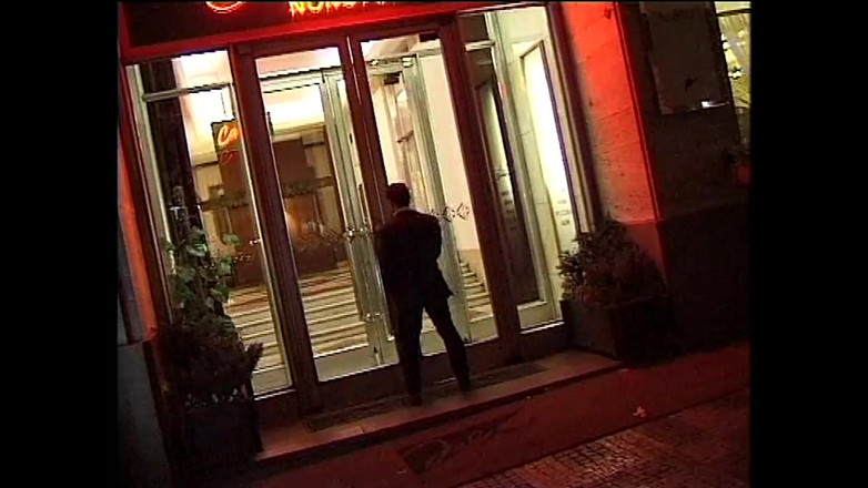 Vintage megastore: エッチなポールダンサーがハードチンポで観客の一人とセックスする