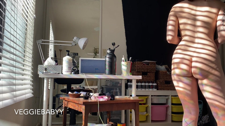 Veggiebabyy: Limpiando mi habitación desnuda