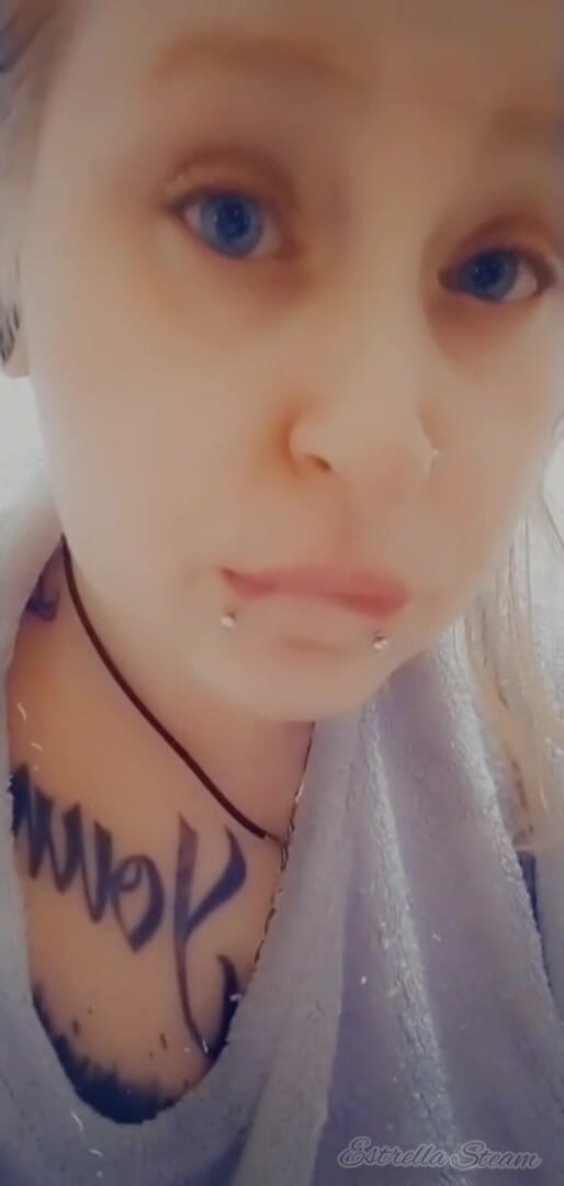 Estrella Steam: Mädchen mit piercings raucht eine zigarette