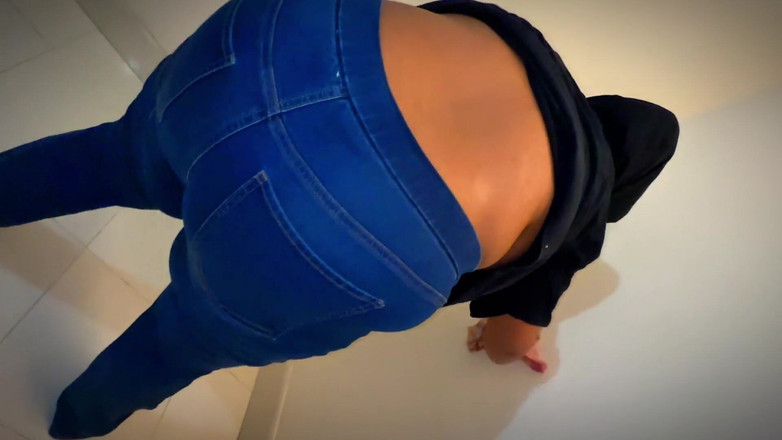 Aria Mia: Turki madrastra musulmana caliente con curvas usando jeans y mostrar...