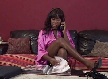 Lesbo Tube: Pelacur ebony yang bagus menggunakan semua mainan