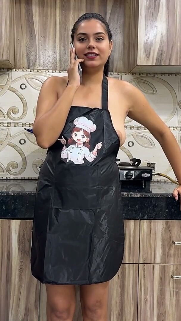 Hornycouple149: Milf Sara atrapada desnuda en la cocina Hijastro la duro!...