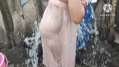 Anita yadav: Bagno all'aperto