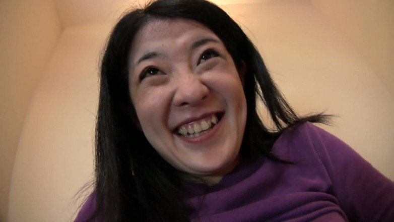 Asian Mature Climax: Hårig asiatisk milf särar på benen och leker med leksaker...