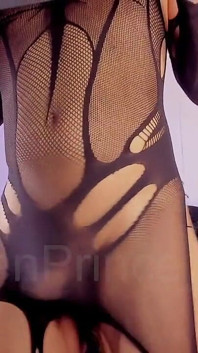 펨보이 켄은 창녀로 분장하고 타이츠 차림으로만 베르카를 연다