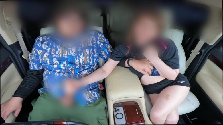 LuuLee0804: 旦那は観戦中。急いで車で手コキする人妻