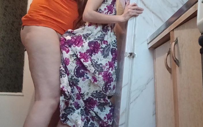 Lesbian-illusion: La mère de mon mari me baise quand nous sommes...