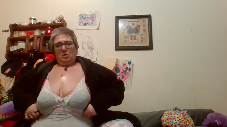 krazykristin: Yüzündeki büyük memeler boşalıyor