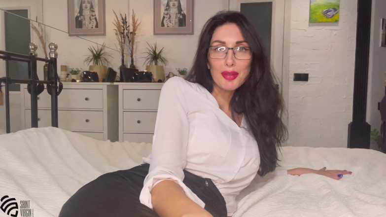 LizaVirgin: 천천히 옷을 벗고 카메라에 발을 가지고 노는 핫한 밀프