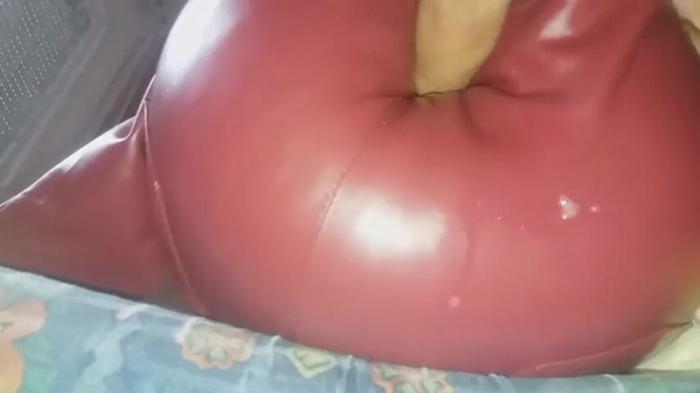 Naxy: Sexy red pants fucking
