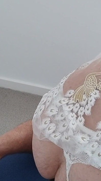 Un travesti fait un strip-tease en lingerie blanche 2