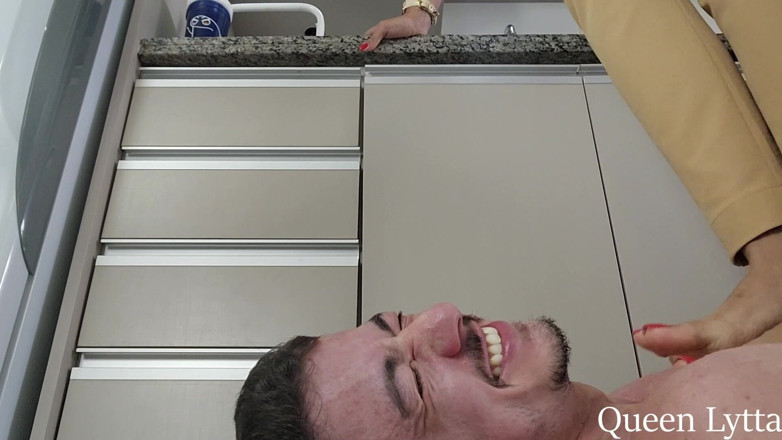Queen Lytta ballbusting and cum lick: Queen Lytta - sexy gezicht breken ep 4 schoppen en vertrappen omdat...