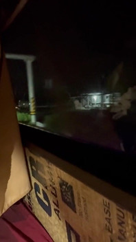 Video di una ragazza in un autobus in movimento