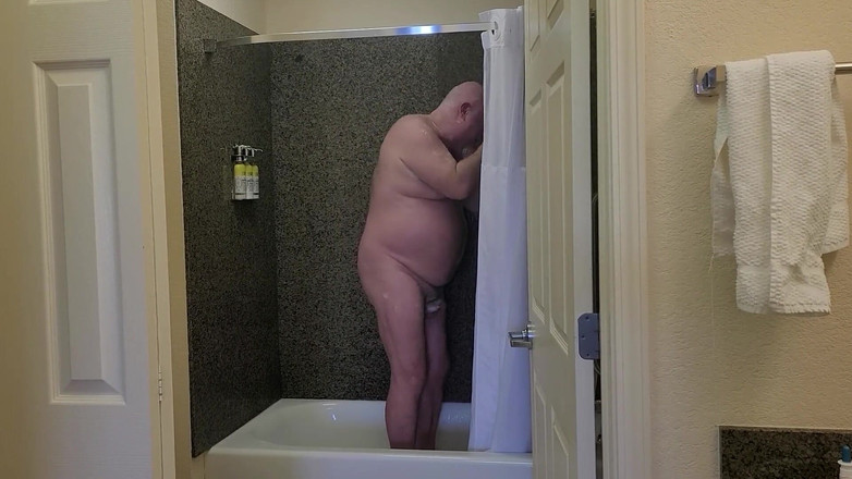 beardaddychub: Медведь принимает душ