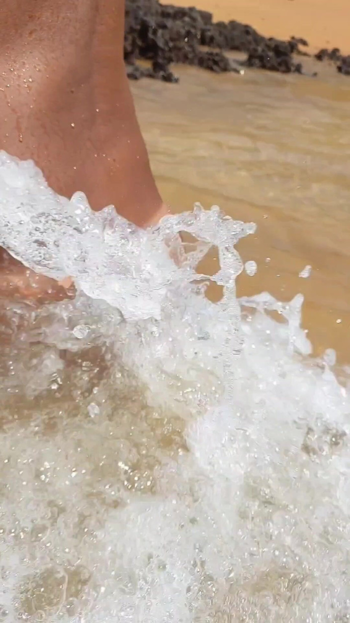 Ladysilvas: Mariquita Ladysilva camina desnuda en la playa con su culo...