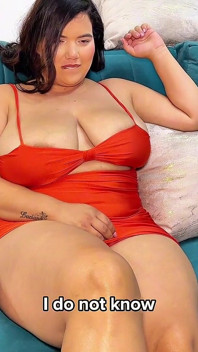 Seksi orta yaşlı seksi kadın üvey oğluna ayak masajı alıyor ve sonunda vahşi seks yapıyor