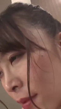 Bagaimana Presiden Yuka Hirose menggunakan pantatnya yang sangat erotik untuk mendidik pekerjanya -1