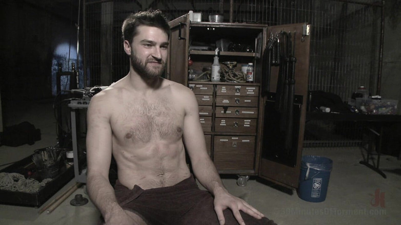 30 Minutes of Torment: Un jock bi sans expérience BDSM se fait tourmenter à l’extrême